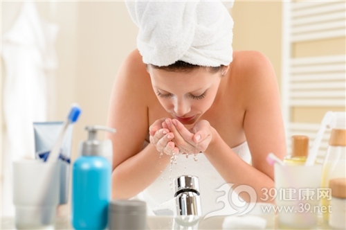 正确洗脸方法让皮肤变白皙有弹性,无需昂贵护肤品 青年 女 洗脸 水龙头 毛巾 沐浴_14961844_xxl